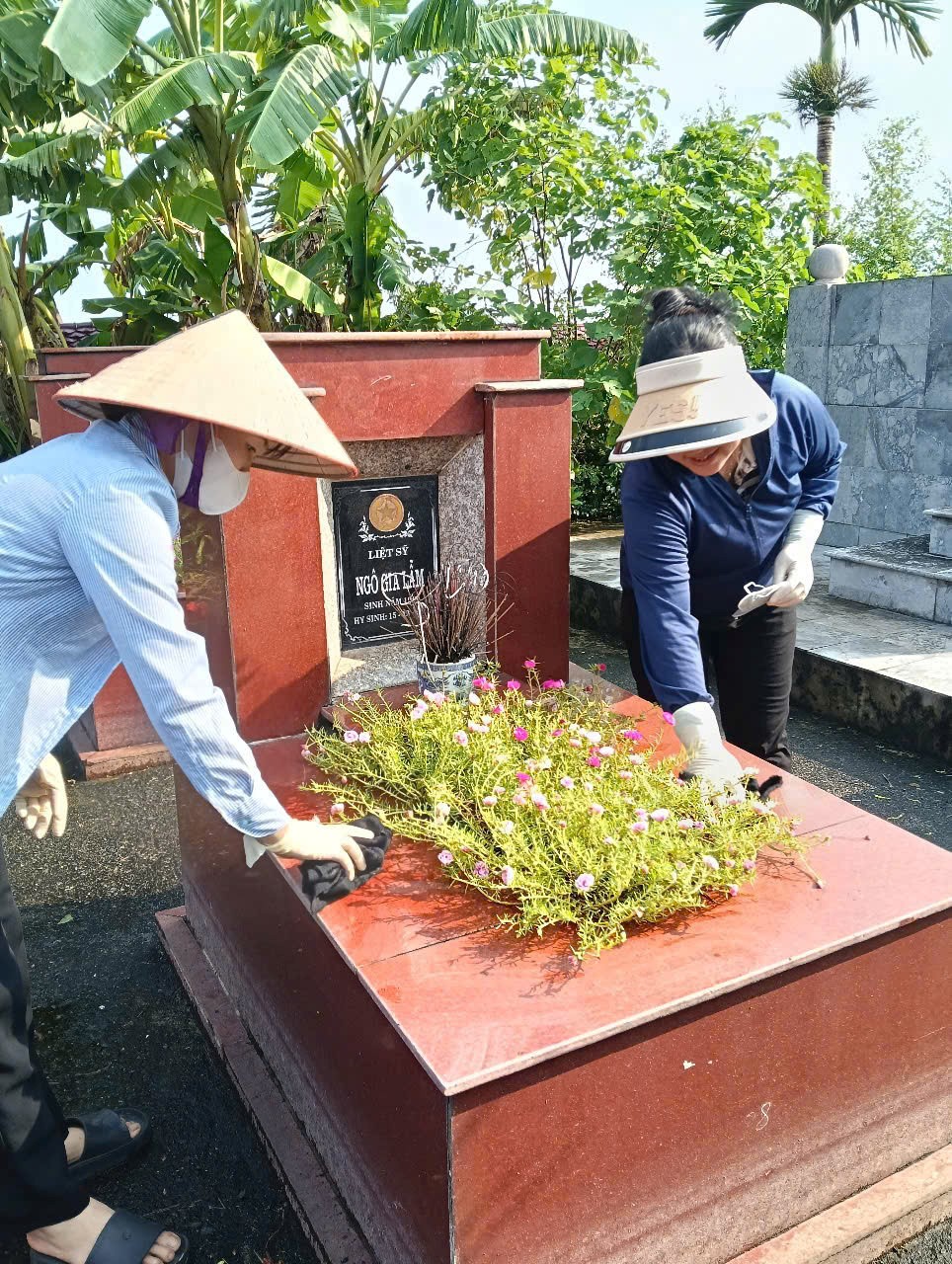 Tổng vệ sinh khuôn viên các nghĩa trang liệt sỹ và nhà bia tưởng niệm nhân dịp kỷ niệm 78 năm ngày thương binh, liệt sĩ - ảnh 10