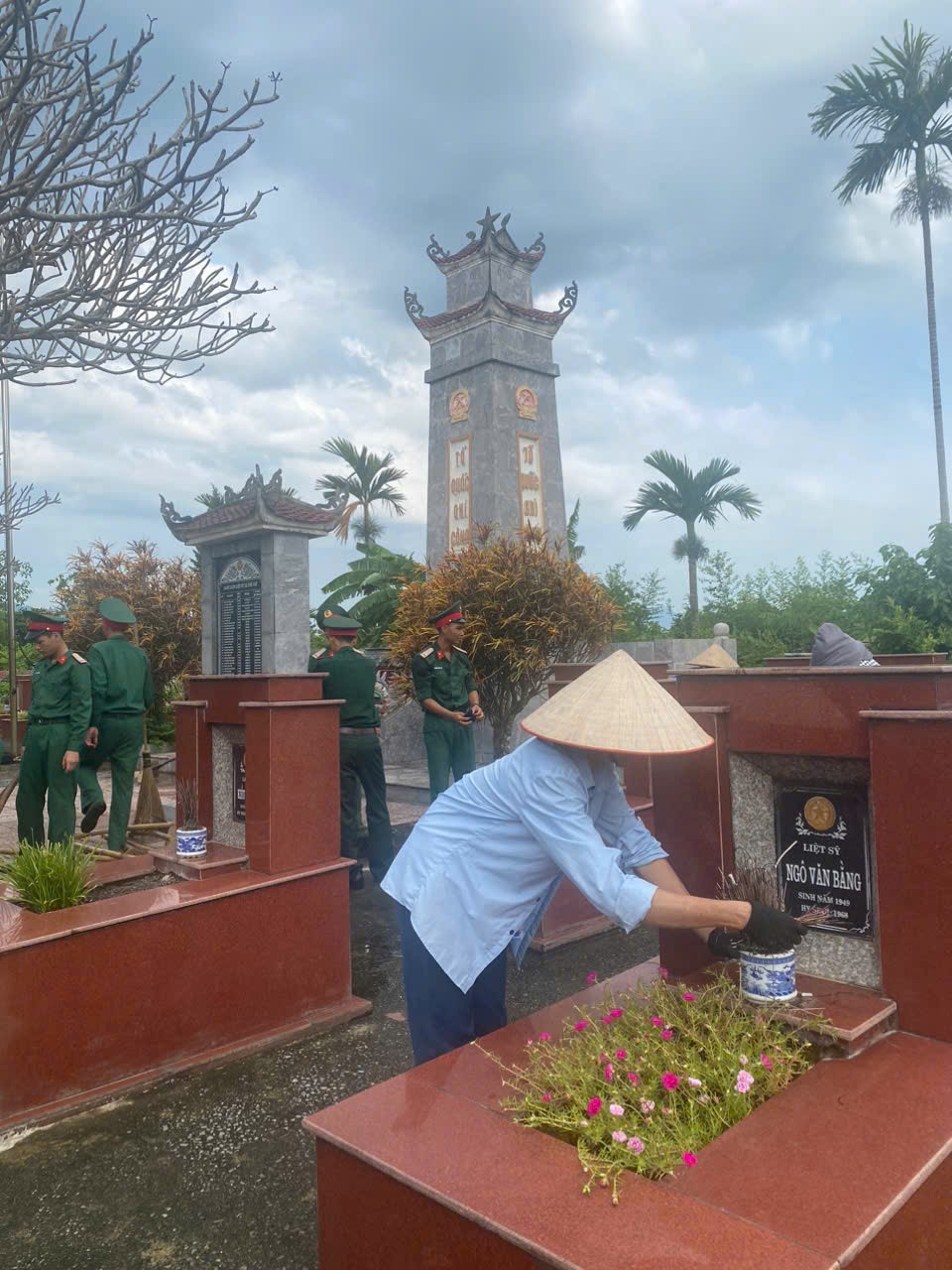 Tổng vệ sinh khuôn viên các nghĩa trang liệt sỹ và nhà bia tưởng niệm nhân dịp kỷ niệm 78 năm ngày thương binh, liệt sĩ - ảnh 11