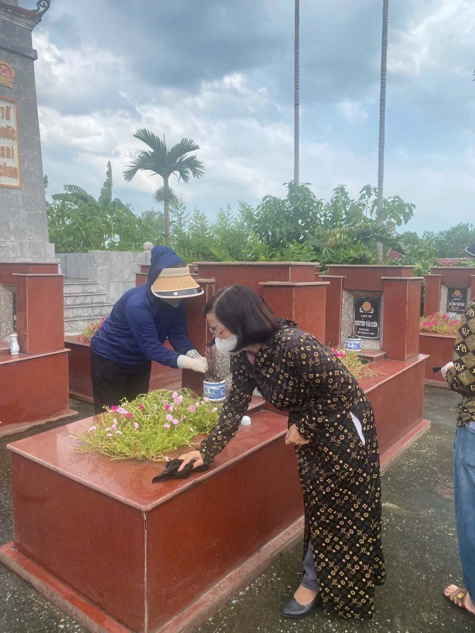 Tổng vệ sinh khuôn viên các nghĩa trang liệt sỹ và nhà bia tưởng niệm nhân dịp kỷ niệm 78 năm ngày thương binh, liệt sĩ - ảnh 7