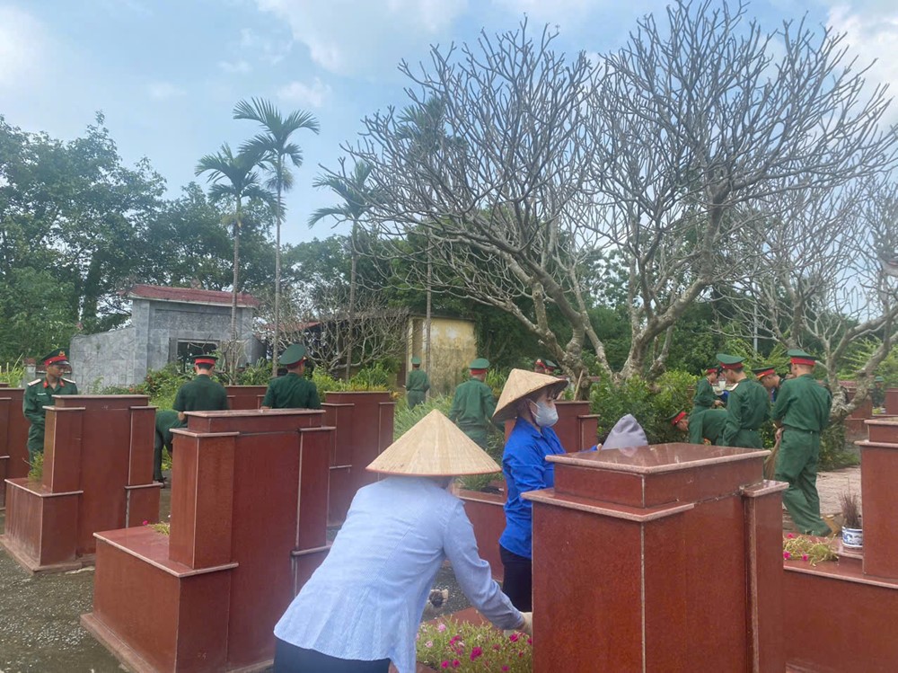 Tổng vệ sinh khuôn viên các nghĩa trang liệt sỹ và nhà bia tưởng niệm nhân dịp kỷ niệm 78 năm ngày thương binh, liệt sĩ - ảnh 8
