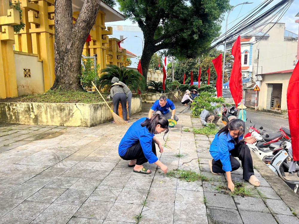 Tổng vệ sinh khuôn viên các nghĩa trang liệt sỹ và nhà bia tưởng niệm nhân dịp kỷ niệm 78 năm ngày thương binh, liệt sĩ - ảnh 5