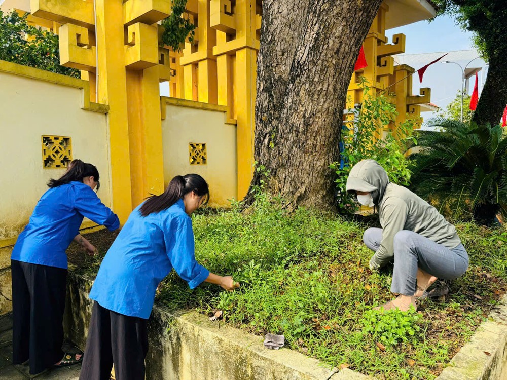 Tổng vệ sinh khuôn viên các nghĩa trang liệt sỹ và nhà bia tưởng niệm nhân dịp kỷ niệm 78 năm ngày thương binh, liệt sĩ - ảnh 6