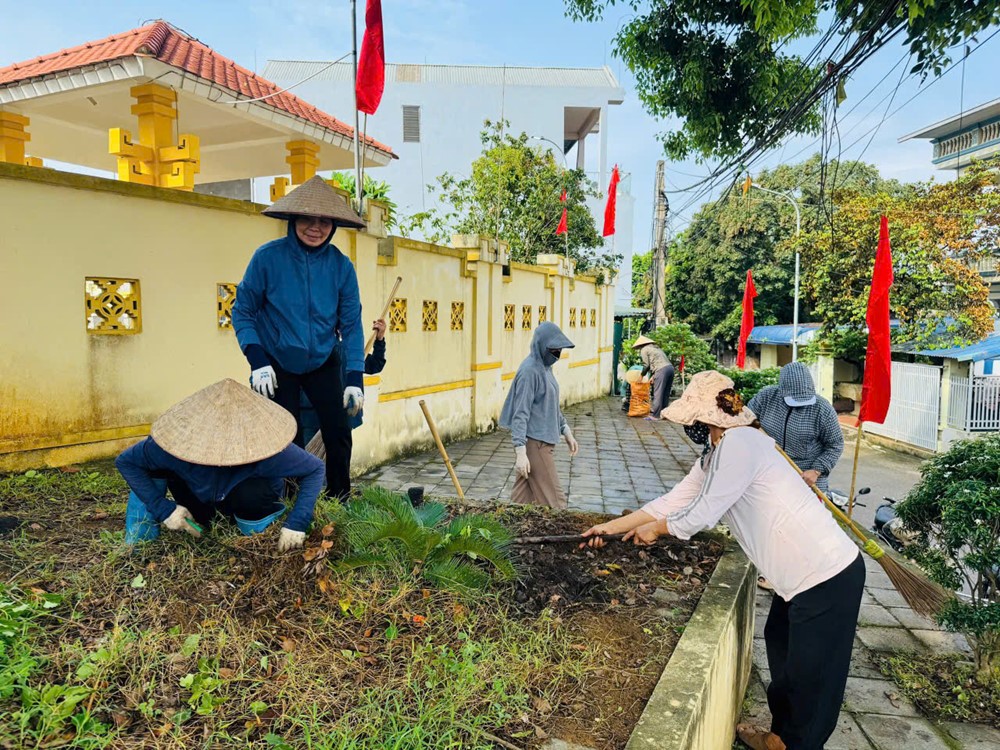Tổng vệ sinh khuôn viên các nghĩa trang liệt sỹ và nhà bia tưởng niệm nhân dịp kỷ niệm 78 năm ngày thương binh, liệt sĩ - ảnh 3