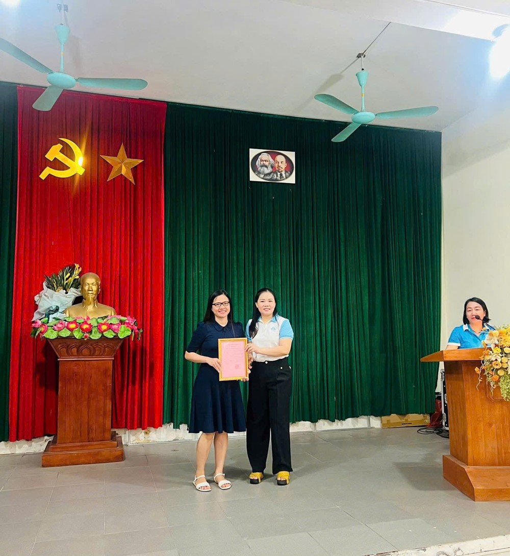Hội LHPN Xã Quốc Oai thăm và tặng quà nhân Ngày Thương binh, liệt sĩ - ảnh 10