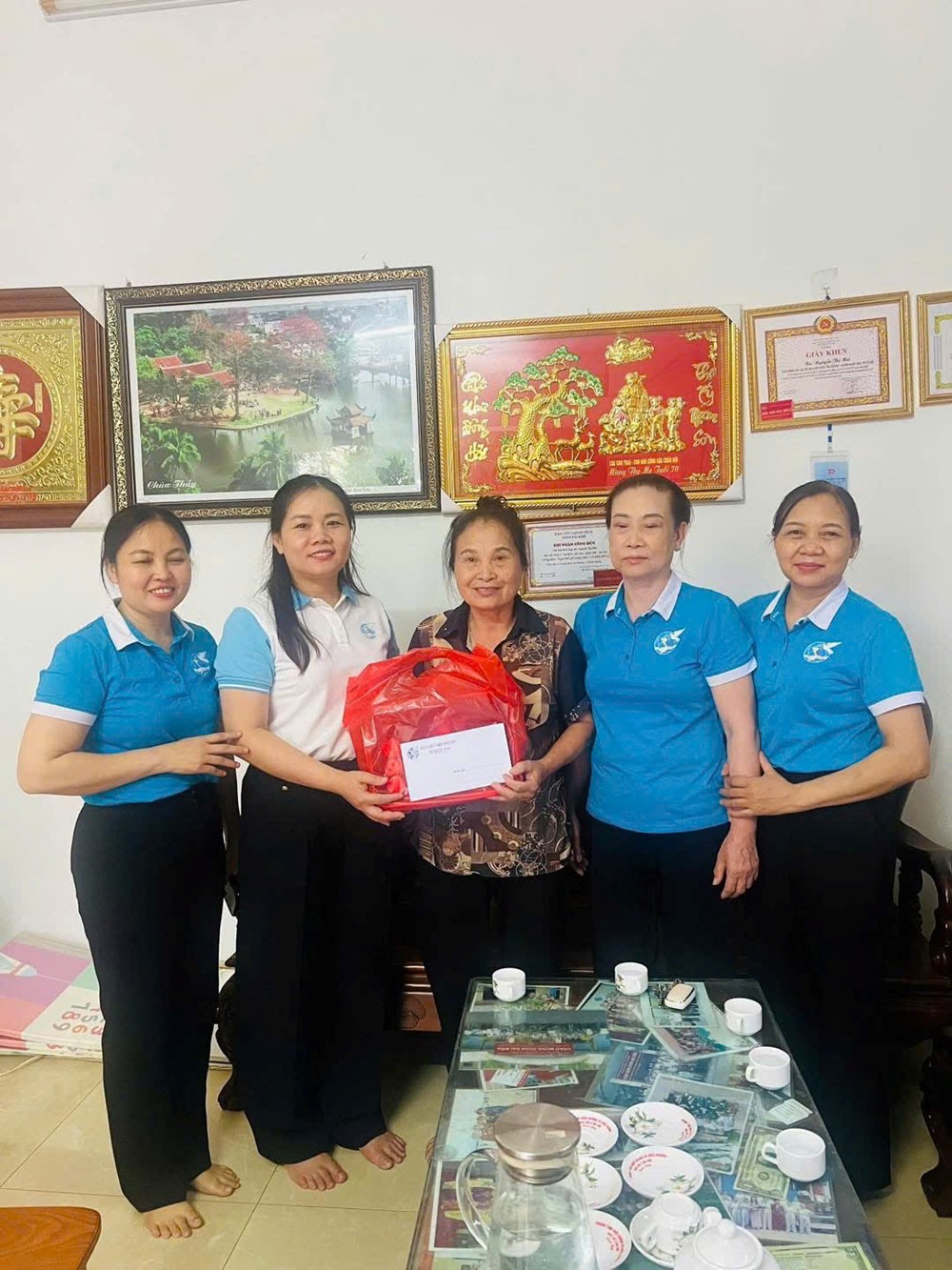 Hội LHPN Xã Quốc Oai thăm và tặng quà nhân Ngày Thương binh, liệt sĩ - ảnh 3