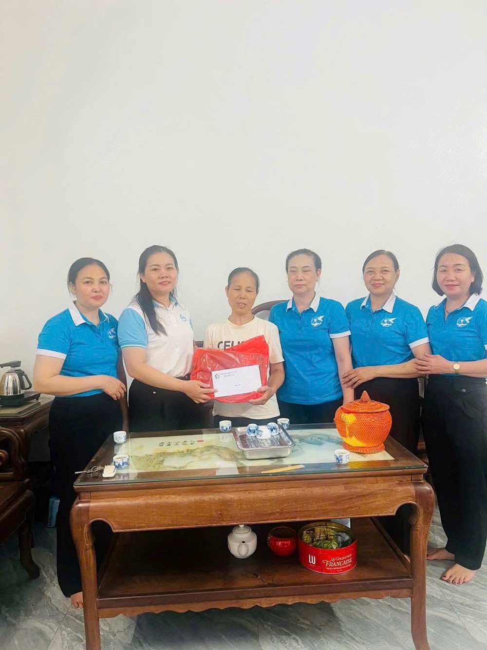 Hội LHPN Xã Quốc Oai thăm và tặng quà nhân Ngày Thương binh, liệt sĩ - ảnh 2