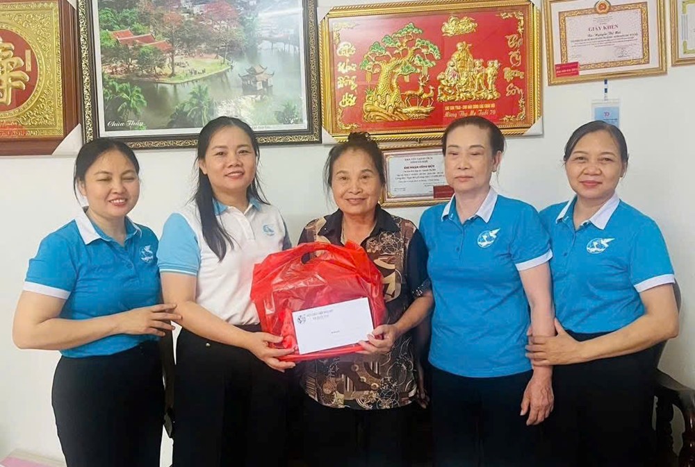 Hội LHPN Xã Quốc Oai thăm và tặng quà nhân Ngày Thương binh, liệt sĩ - ảnh 1