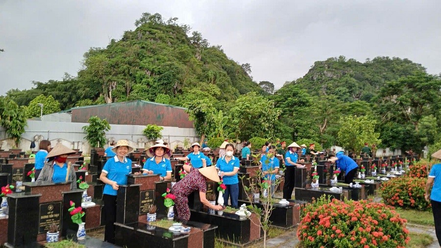 Tổng vệ sinh môi trường, chỉnh trang nghĩa trang liệt sĩ và nhà bia tưởng niệm trên địa bàn xã  - ảnh 10