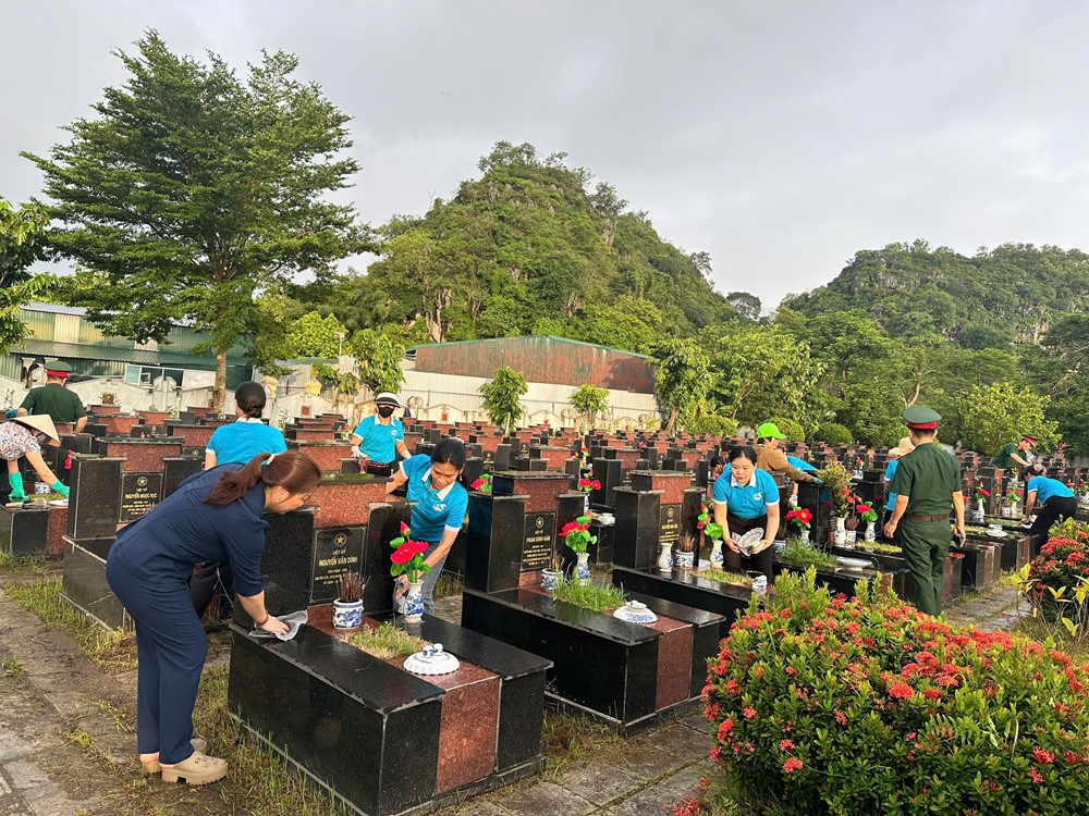 Tổng vệ sinh môi trường, chỉnh trang nghĩa trang liệt sĩ và nhà bia tưởng niệm trên địa bàn xã  - ảnh 7