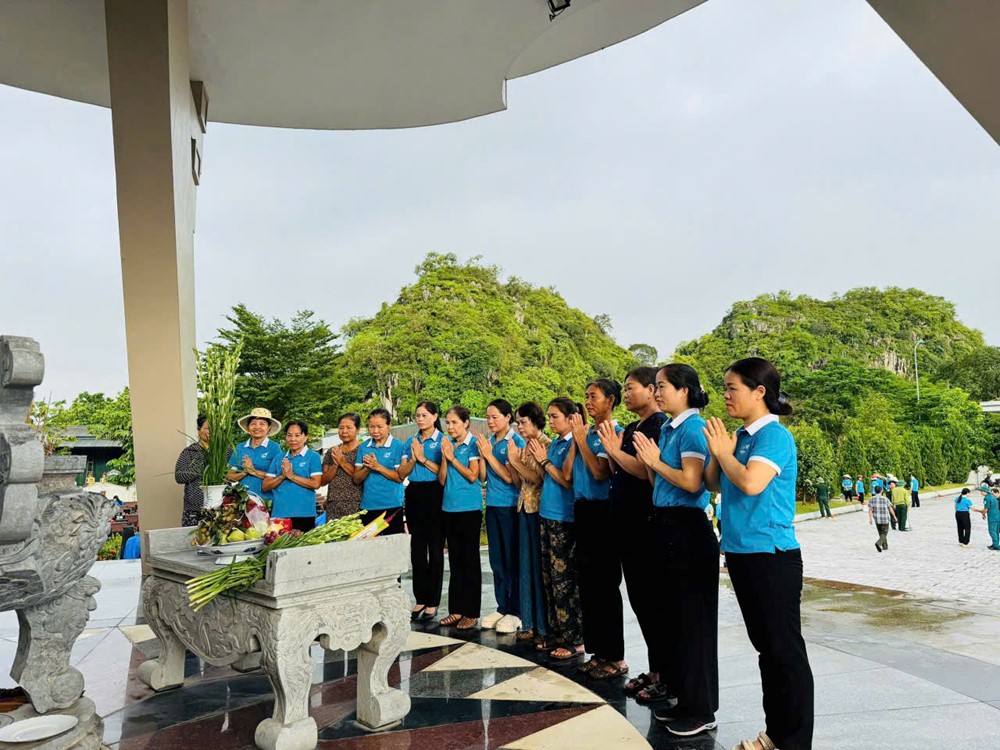 Tổng vệ sinh môi trường, chỉnh trang nghĩa trang liệt sĩ và nhà bia tưởng niệm trên địa bàn xã  - ảnh 5