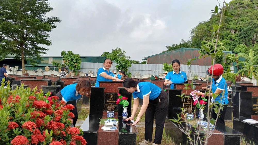 Tổng vệ sinh môi trường, chỉnh trang nghĩa trang liệt sĩ và nhà bia tưởng niệm trên địa bàn xã  - ảnh 4