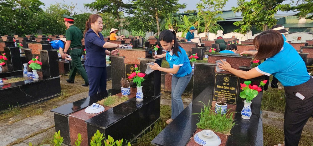 Tổng vệ sinh môi trường, chỉnh trang nghĩa trang liệt sĩ và nhà bia tưởng niệm trên địa bàn xã  - ảnh 3