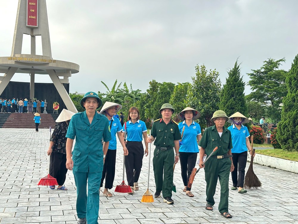 Tổng vệ sinh môi trường, chỉnh trang nghĩa trang liệt sĩ và nhà bia tưởng niệm trên địa bàn xã  - ảnh 1