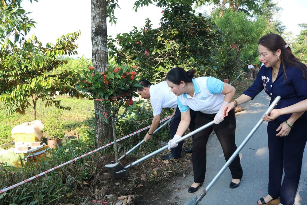 Xã Quốc Oai: Đồng loạt ra quân tổng vệ sinh môi trường - ảnh 7