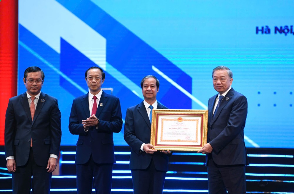Tổng Bí thư Tô Lâm đánh trống khai giảng năm học mới - ảnh 4