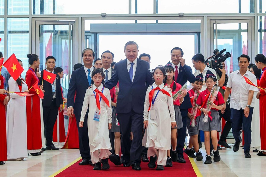 Tổng Bí thư Tô Lâm đánh trống khai giảng năm học mới - ảnh 1