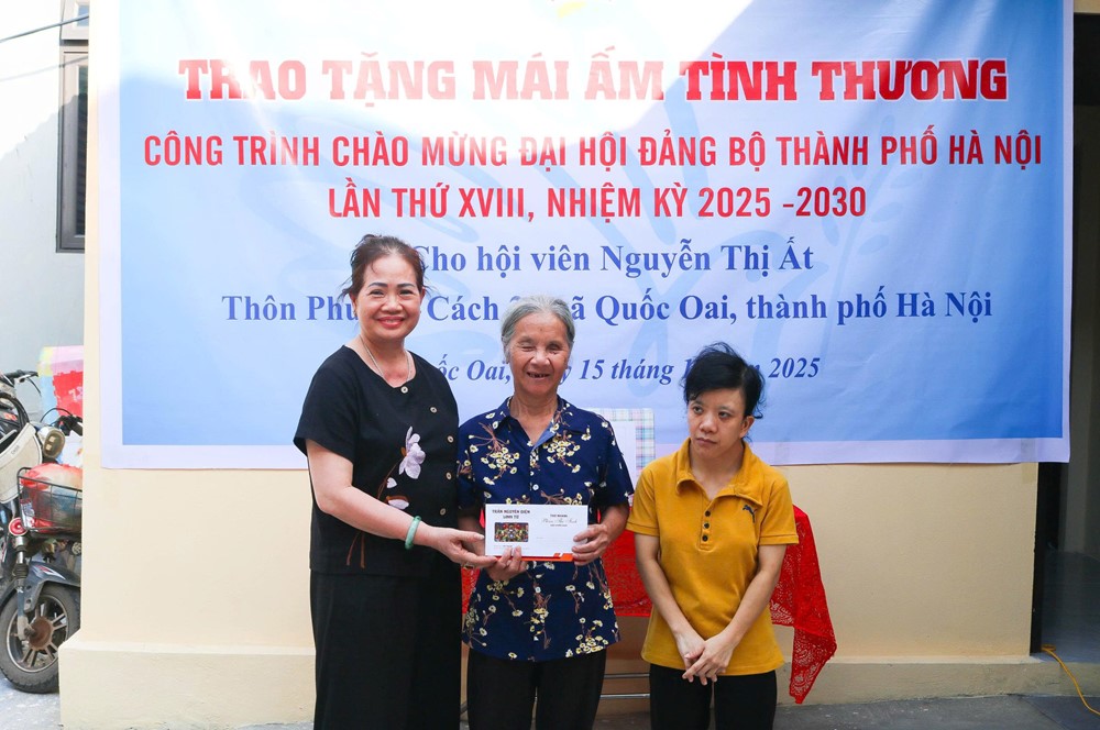 Hội LHPN xã Quốc Oai trao tặng "Mái ấm tình thương" cho hội viên phụ nữ khó khăn - ảnh 7