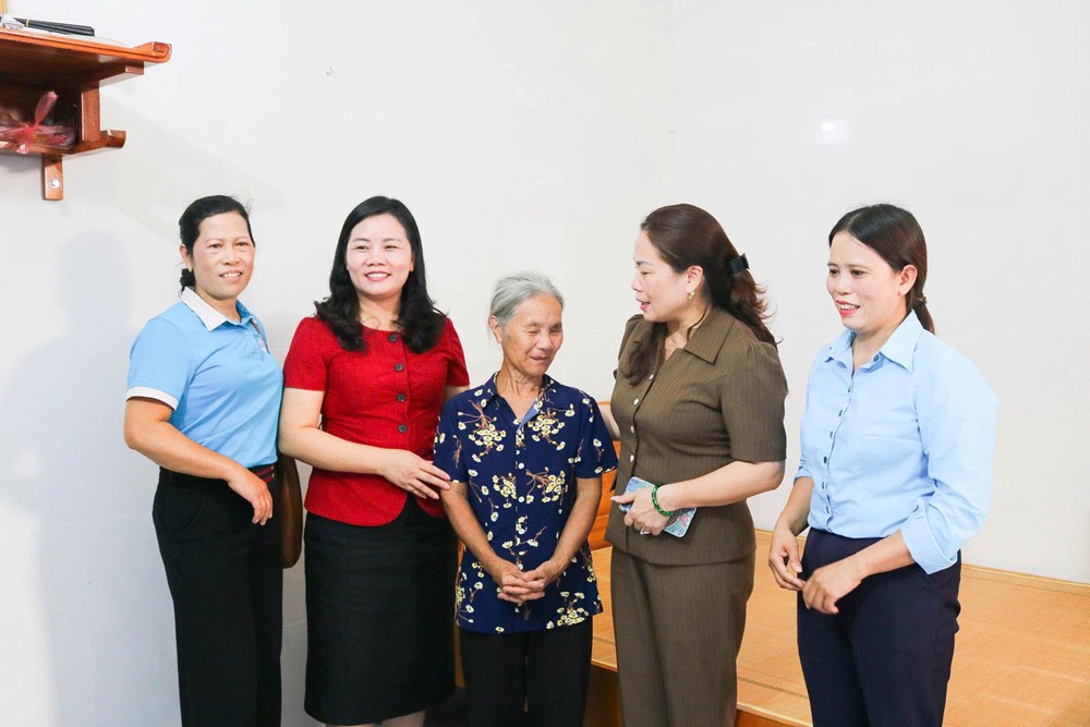 Hội LHPN xã Quốc Oai trao tặng "Mái ấm tình thương" cho hội viên phụ nữ khó khăn - ảnh 8
