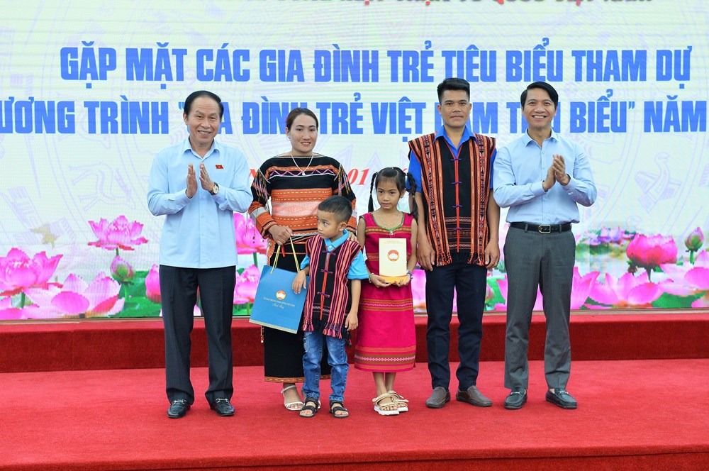Gia đình trẻ tiêu biểu là sứ giả lan tỏa giá trị tốt đẹp của văn hóa Việt Nam - ảnh 1