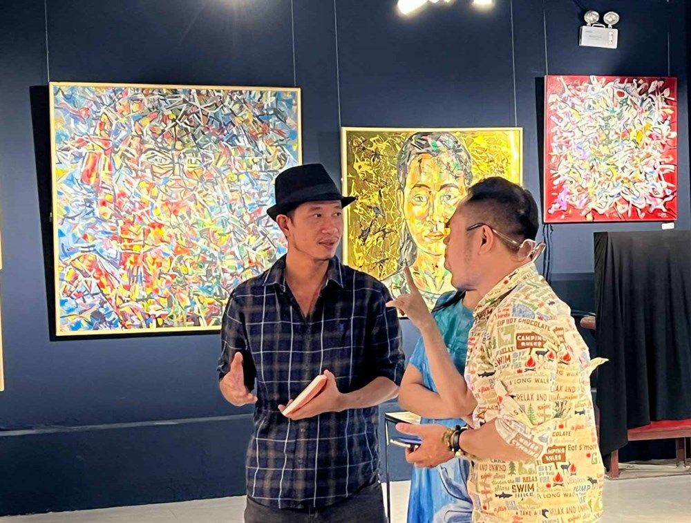 Cuộc diễn ngôn bằng màu sắc trong triển lãm “Lững lờ” của họa sĩ Trần Lâm Bình - ảnh 1