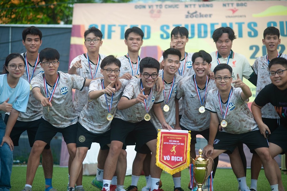 Đội tuyển Chuyên Nguyễn Huệ giành cúp vô địch giải bóng đá Gifted Students Cup 2023 - ảnh 1