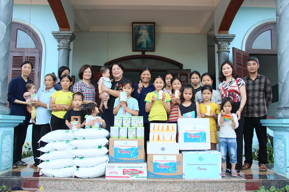 Đảng ủy cơ quan Hội LHPN Hà Nội: Thăm, tặng quà trẻ em tại các mái ấm nhân dịp 1/6 - ảnh 1