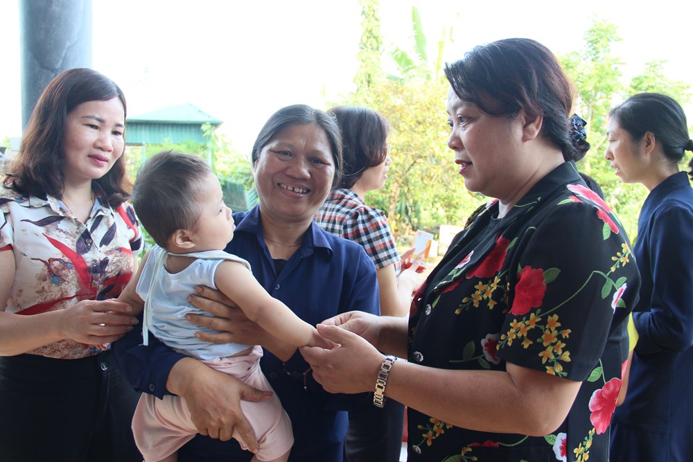 Đảng ủy cơ quan Hội LHPN Hà Nội: Thăm, tặng quà trẻ em tại các mái ấm nhân dịp 1/6 - ảnh 4