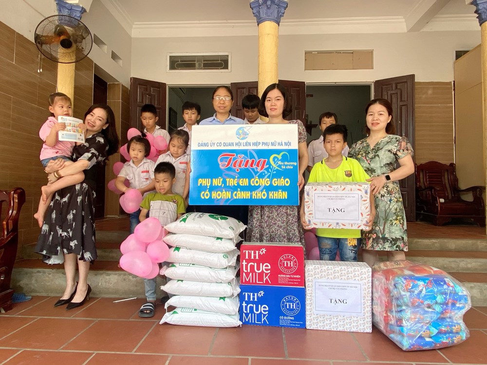 Đảng ủy cơ quan Hội LHPN Hà Nội: Thăm, tặng quà trẻ em tại các mái ấm nhân dịp 1/6 - ảnh 2