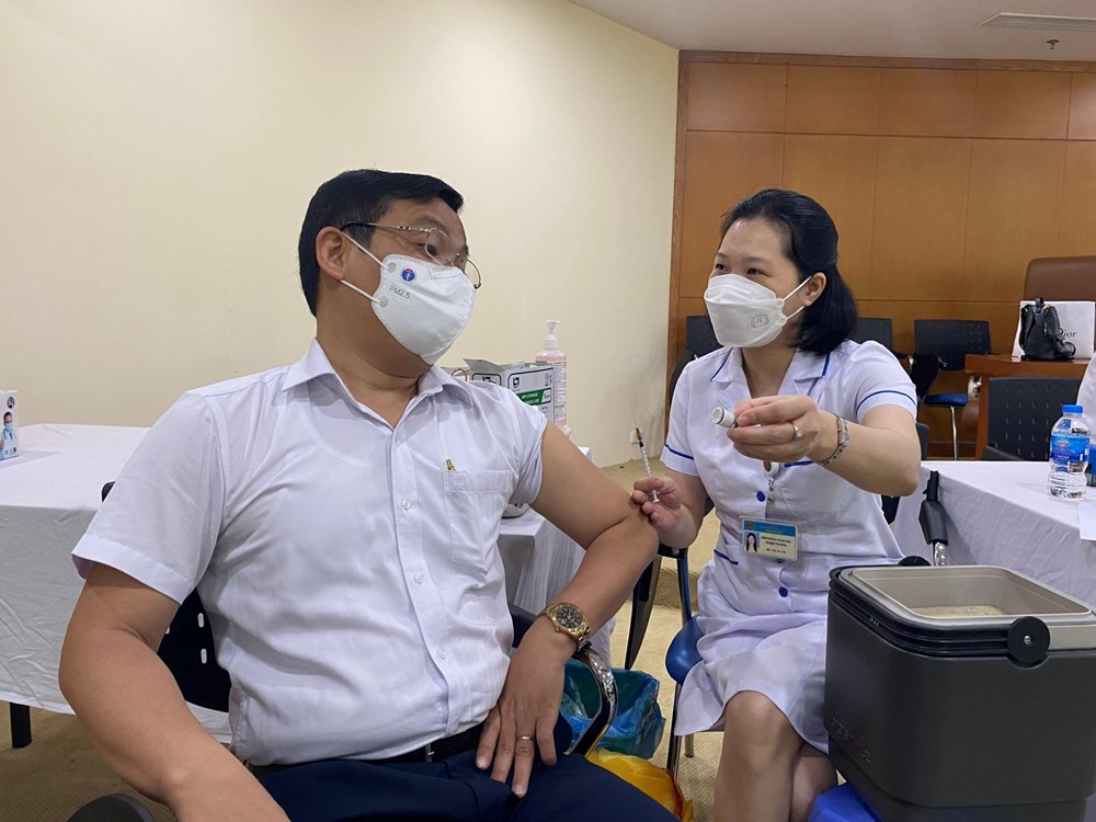 Tổng Liên đoàn lao động Việt Nam phát động tiêm vắc-xin Covid-19 mũi 3, mũi 4 - ảnh 5
