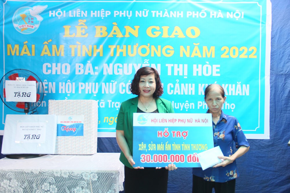 Hội LHPN Hà Nội trao mái ấm tình thương cho hội viên phụ nữ khó khăn huyện Phúc Thọ - ảnh 2