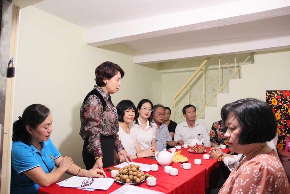Báo Phụ nữ Thủ đô: Trao kinh phí xây, sửa nhà mái ấm cho hội viên phụ nữ quận Hoàn Kiếm - ảnh 1
