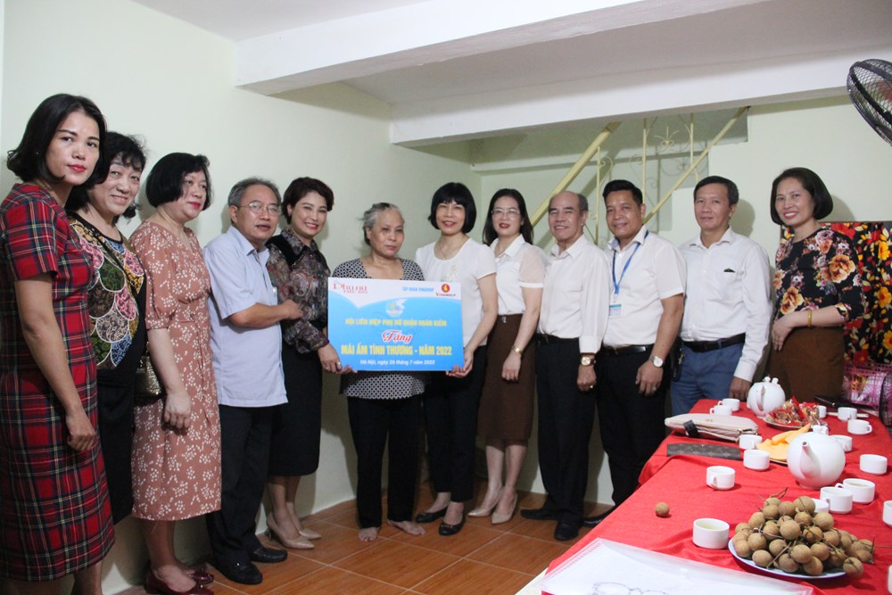 Báo Phụ nữ Thủ đô: Trao kinh phí xây, sửa mái ấm cho hội viên phụ nữ quận Hoàn Kiếm - ảnh 2