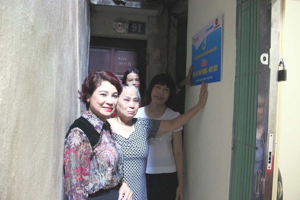 Báo Phụ nữ Thủ đô: Trao kinh phí xây, sửa mái ấm cho hội viên phụ nữ quận Hoàn Kiếm - ảnh 4