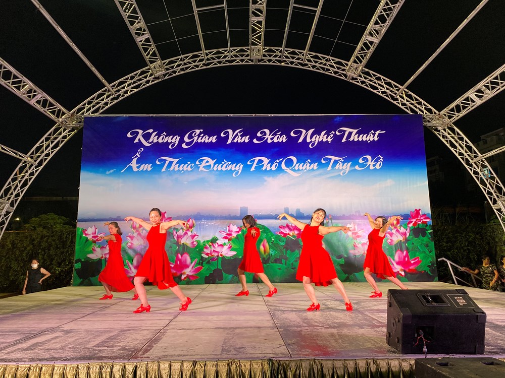 Phụ nữ Tây Hồ: Giao lưu dân vũ, thể thao chào mừng Quốc khánh 2/9 - ảnh 3