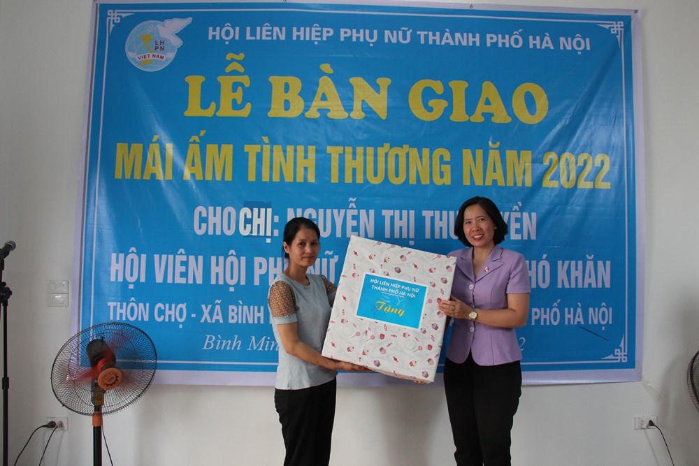 Hội LHPN Hà Nội: Trao tặng kinh phí xây sửa  nhà 