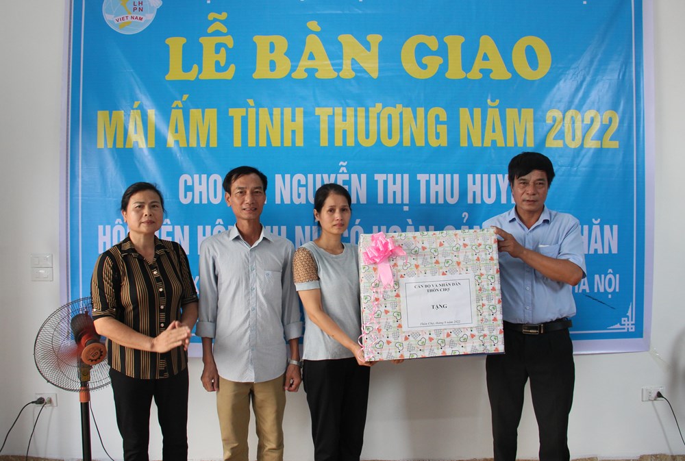 Hội LHPN Hà Nội: Trao tặng kinh phí xây sửa  nhà 