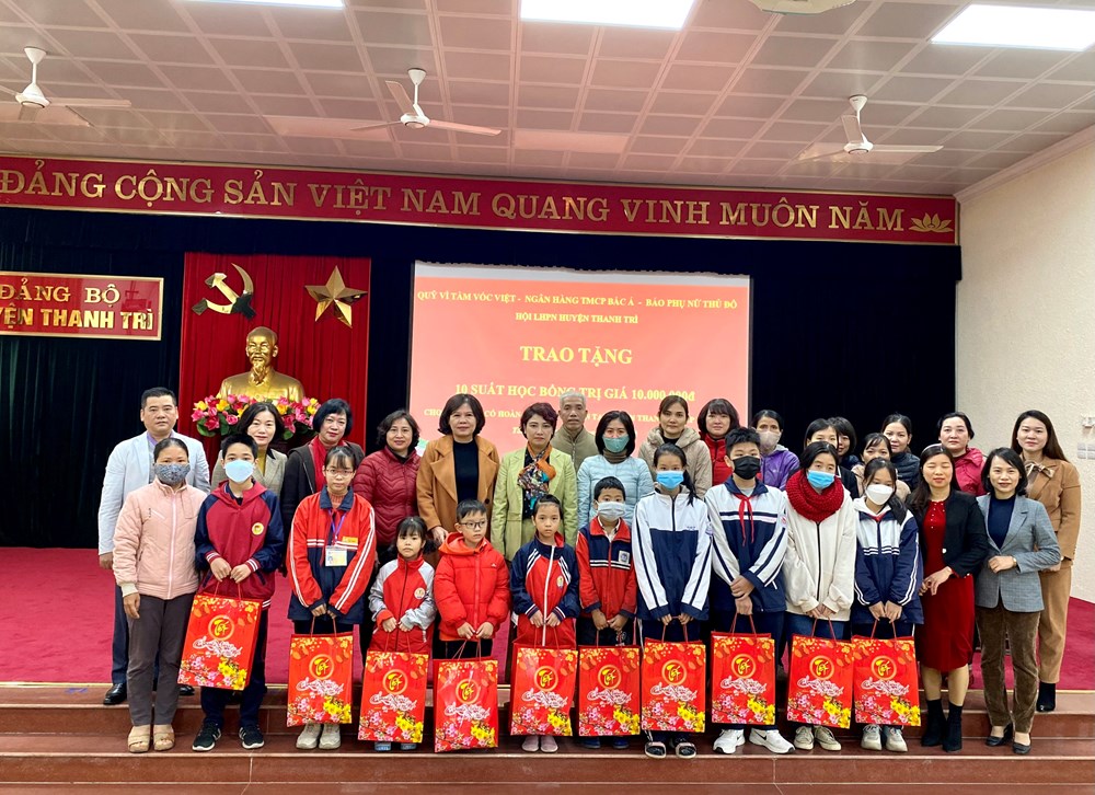 Báo Phụ nữ Thủ đô trao 10 suất học bổng cho học sinh nghèo vượt khó huyện Thanh Trì - ảnh 4