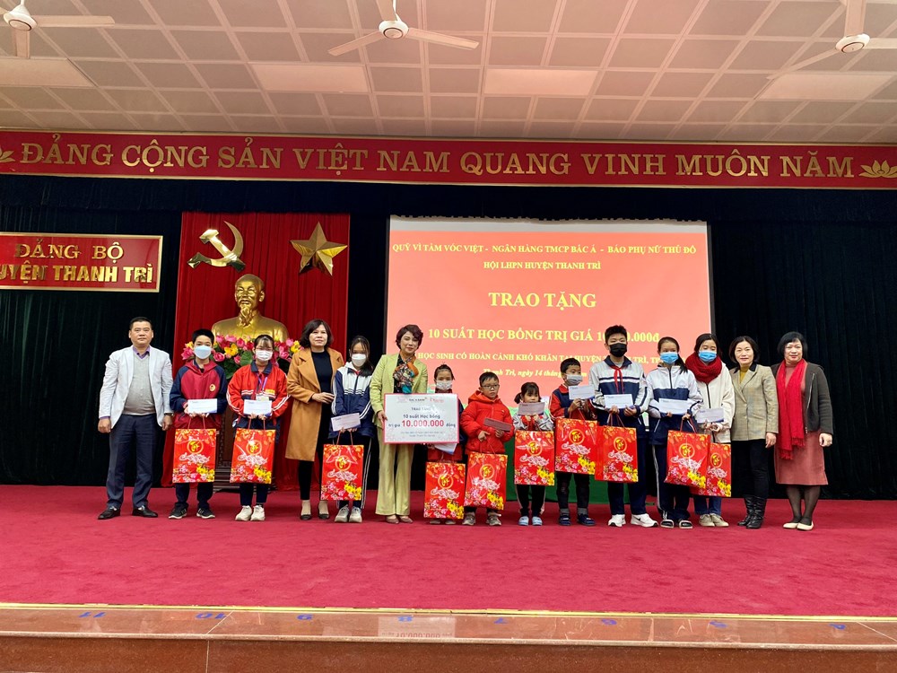 Báo Phụ nữ Thủ đô trao 10 suất học bổng cho học sinh nghèo vượt khó huyện Thanh Trì - ảnh 3