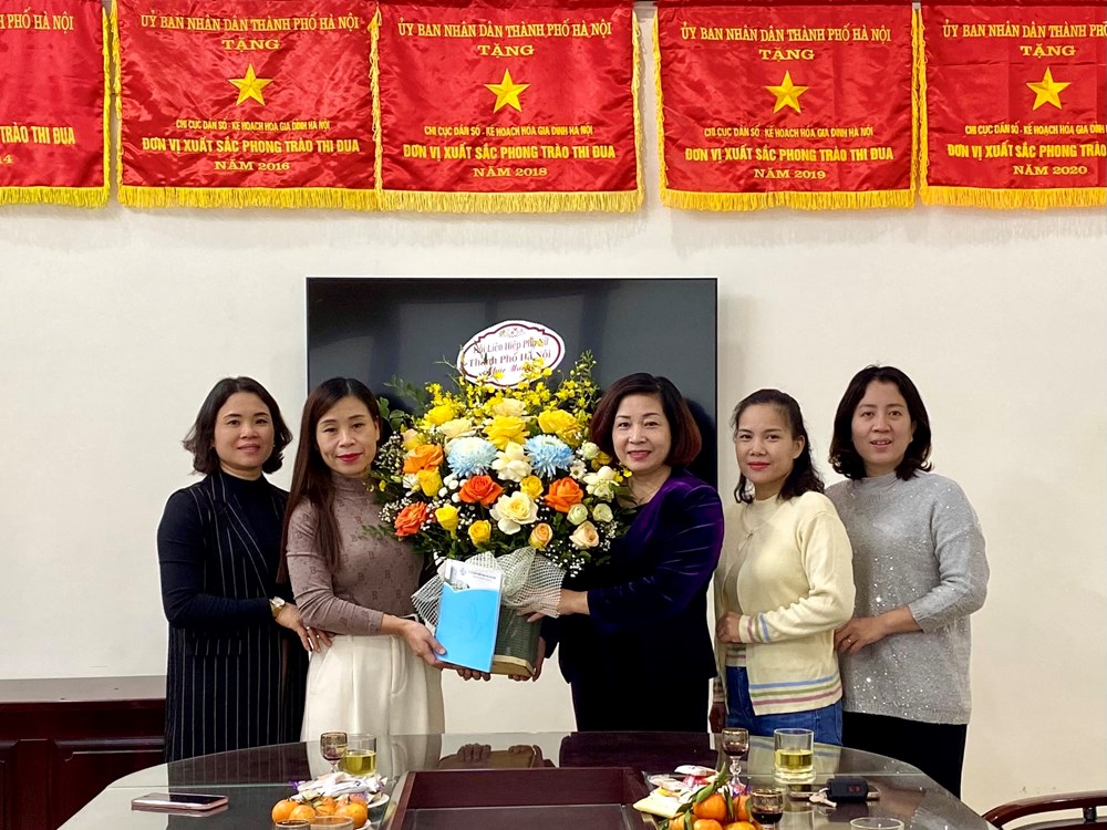 Hội LHPN Hà Nội: Chúc mừng Chi cục Dân số-Kế hoạch hóa gia đình nhân ngày Dân số Việt Nam - ảnh 1