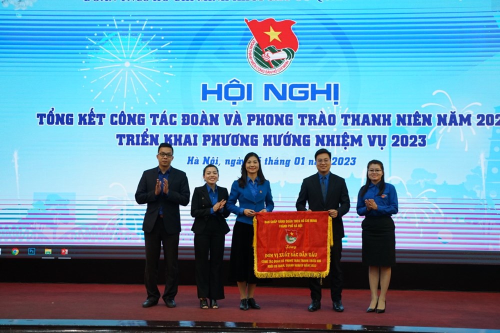 Đoàn khối các cơ quan thành phố Hà Nội: Nhận cờ đơn vị xuất sắc dẫn đầu - ảnh 1