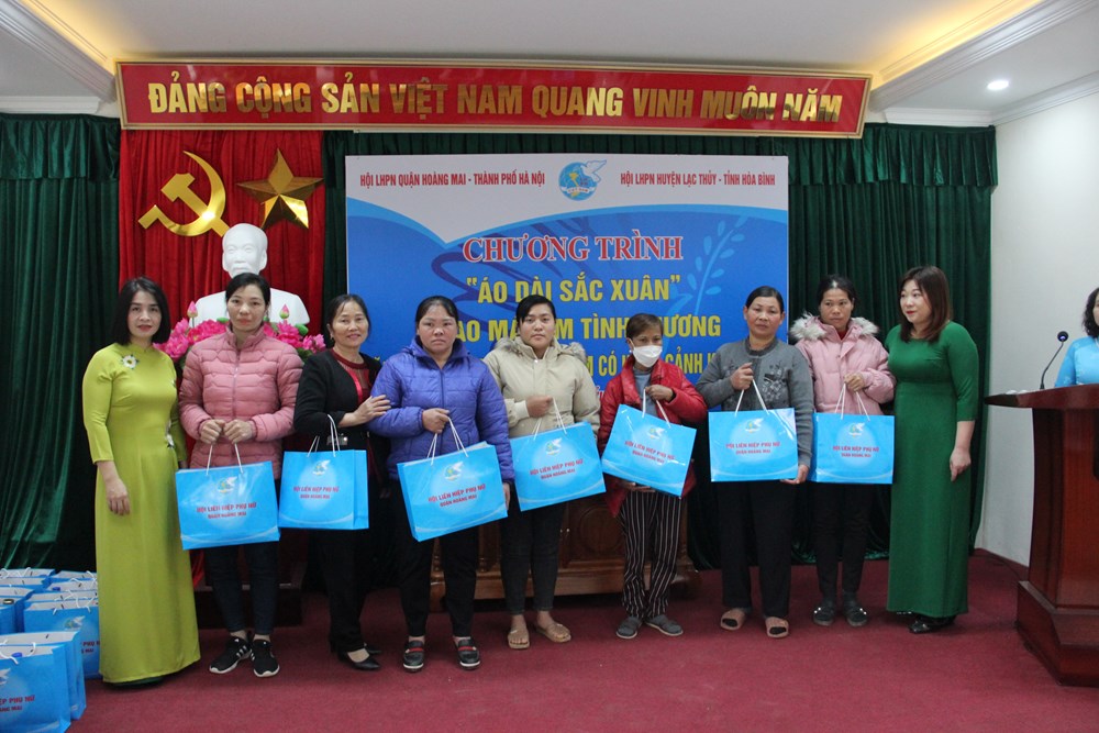 Hội LHPN quận Hoàng Mai: Trao tặng 1.000 áo dài cho phụ nữ huyện Lạc Thủy, Hòa Bình - ảnh 2