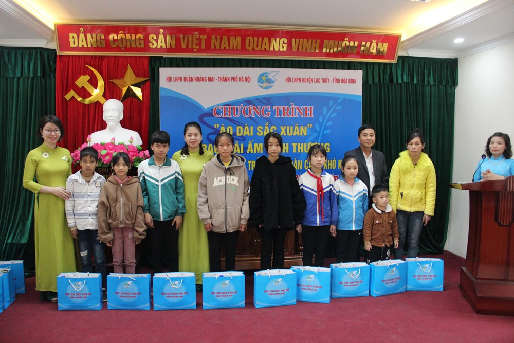 Hội LHPN quận Hoàng Mai: Trao tặng 1.000 áo dài cho phụ nữ huyện Lạc Thủy, Hòa Bình - ảnh 6