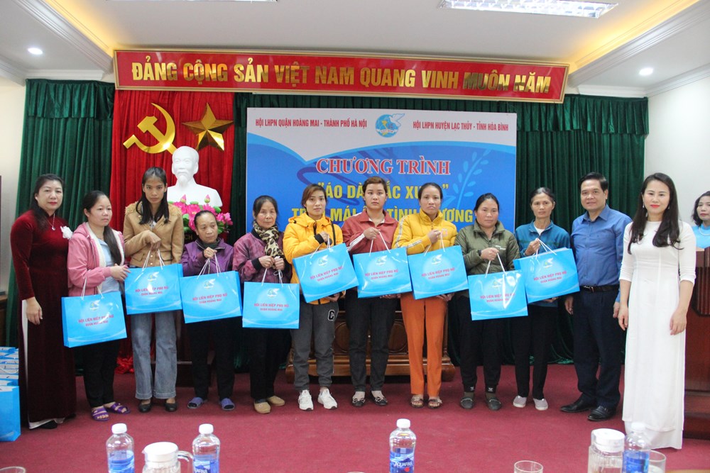 Hội LHPN quận Hoàng Mai: Trao tặng 1.000 áo dài cho phụ nữ huyện Lạc Thủy, Hòa Bình - ảnh 7