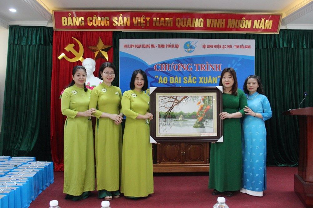 Hội LHPN quận Hoàng Mai: Trao tặng 1.000 áo dài cho phụ nữ huyện Lạc Thủy, Hòa Bình - ảnh 4