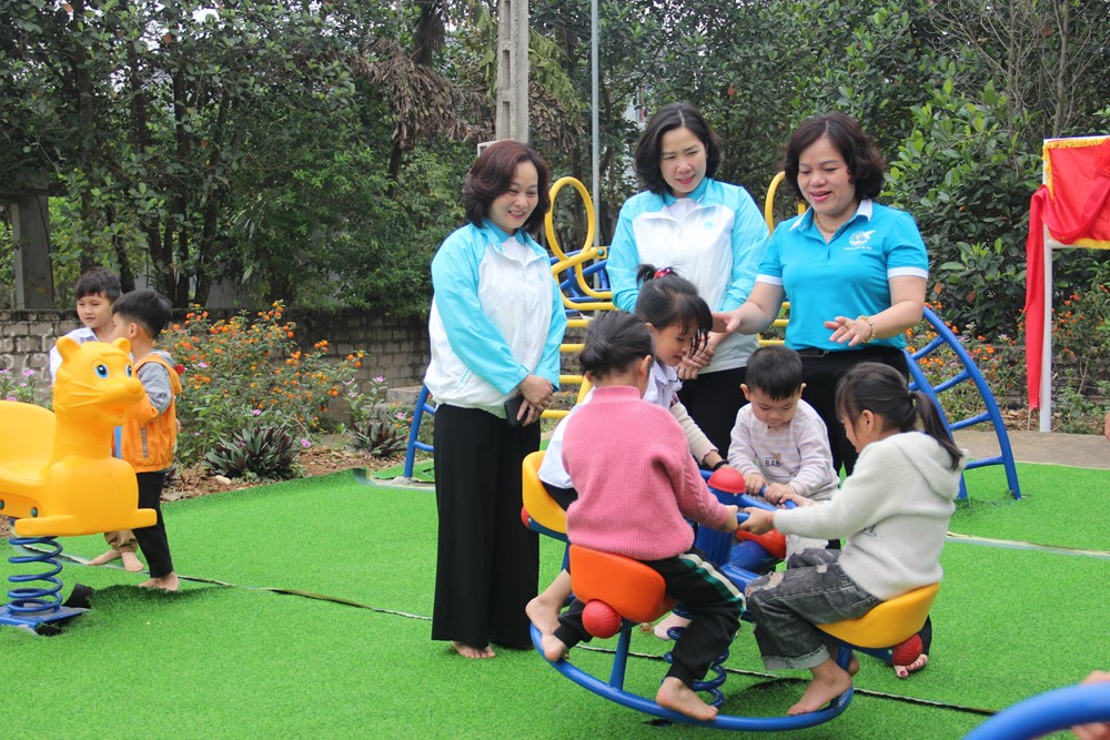 Công đoàn cơ quan Hội LHPN Hà Nội: Trao tặng công trình thiết bị sân chơi cho trẻ em miền núi huyện Ba Vì - ảnh 8