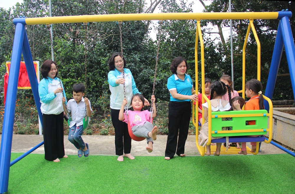 Công đoàn cơ quan Hội LHPN Hà Nội: Trao tặng công trình thiết bị sân chơi cho trẻ em miền núi huyện Ba Vì - ảnh 6