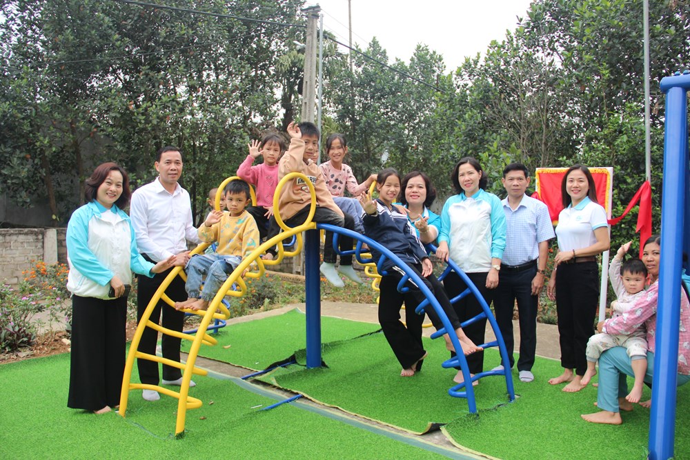 Công đoàn cơ quan Hội LHPN Hà Nội: Trao tặng công trình thiết bị sân chơi cho trẻ em miền núi huyện Ba Vì - ảnh 5