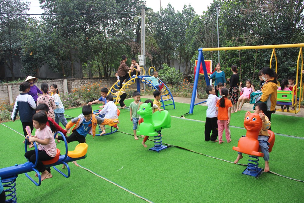 Công đoàn cơ quan Hội LHPN Hà Nội: Trao tặng công trình thiết bị sân chơi cho trẻ em miền núi huyện Ba Vì - ảnh 3