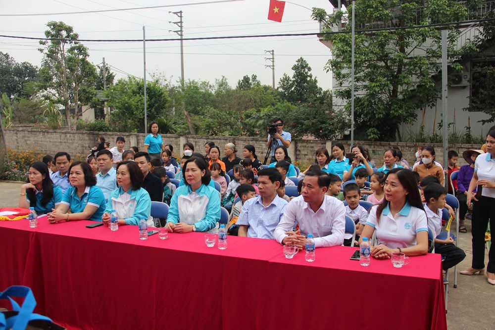 Công đoàn cơ quan Hội LHPN Hà Nội: Trao tặng công trình thiết bị sân chơi cho trẻ em miền núi huyện Ba Vì - ảnh 1