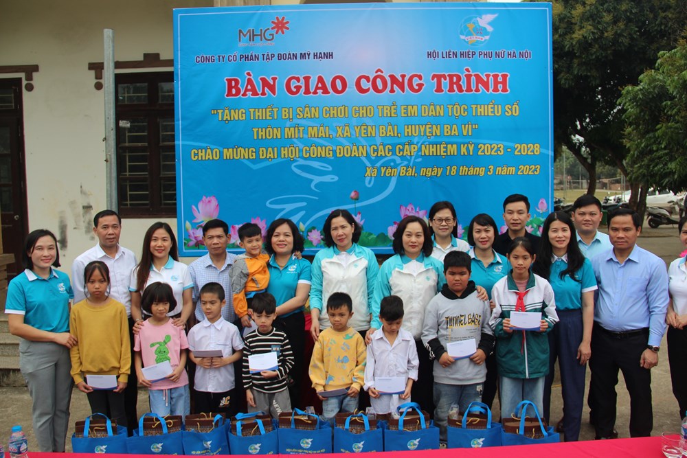 Công đoàn cơ quan Hội LHPN Hà Nội: Trao tặng công trình thiết bị sân chơi cho trẻ em miền núi huyện Ba Vì - ảnh 7